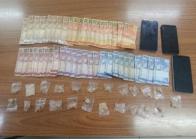 Foram apreendidas 23 por&ccedil;&otilde;es de crack, R$ 795,00 em dinheiro e tr&ecirc;s aparelhos celulares durante a&ccedil;&atilde;o na madrugada deste domingo