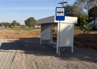 Abrigo coberto em frente &agrave; Olaria Salla atende estudantes e moradores, e trecho recebeu faixas de pedestres, lombadas e alertas no pavimento