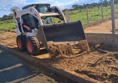 Secretaria de Obras executa cercamento e cal&ccedil;amento das &aacute;reas no bairro em Pen&aacute;polis com recursos de emendas impositivas