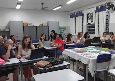 Docentes de 1&ordm; ao 5&ordm; ano analisam obras do PNLD que ser&atilde;o adotadas pelas escolas de Ensino Fundamental de Pen&aacute;polis entre 2027 e 2030
