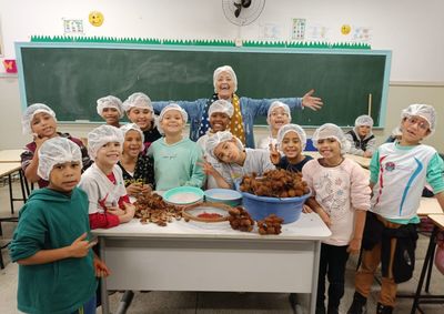 Atividades pr&aacute;ticas sobre cultura afro-brasileira e ind&iacute;gena mobilizam cerca de 100 estudantes da Emef Elza Nadai Silvino