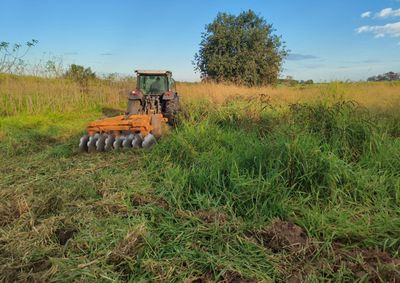 A&ccedil;&otilde;es municipais de preparo de solo e uso de maquin&aacute;rio auxiliam o cultivo de alimentos e fortalecem a produ&ccedil;&atilde;o agr&iacute;cola
