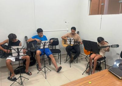 Aulas gratuitas do N&uacute;cleo Municipal de M&uacute;sica em Pen&aacute;polis s&atilde;o voltadas para iniciantes e t&ecirc;m inscri&ccedil;&otilde;es presenciais na Casa de Cultura