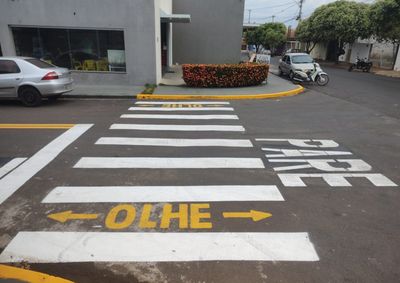 Servi&ccedil;o incluiu faixas de pedestres, bols&otilde;es para motos e rampas de acessibilidade na Rua Baptista Grecco para garantir a seguran&ccedil;a de alunos e pais