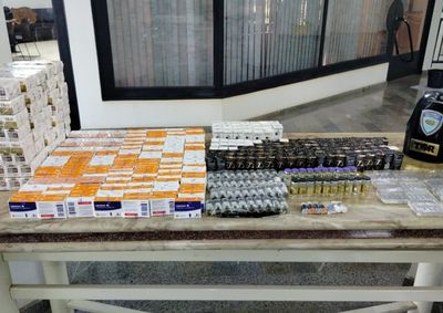Abordagem na SP-425 flagrou milhares de ampolas e comprimidos sem nota fiscal; homem de 28 anos foi preso em flagrante