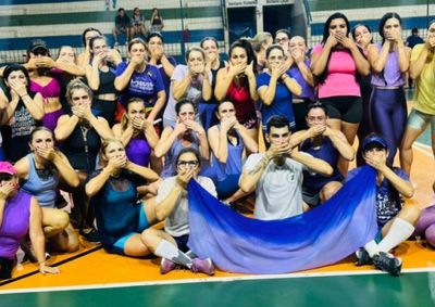 Alunas e equipe do setor de esportes participam de mobiliza&ccedil;&atilde;o pela conscientiza&ccedil;&atilde;o e pelo fim da viol&ecirc;ncia contra a mulher