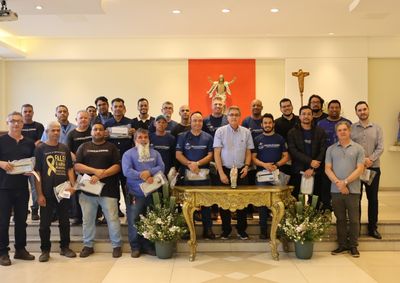 Encontro na Capela Dom Bosco re&uacute;ne funcion&aacute;rios em homenagem marcada por ora&ccedil;&otilde;es, reflex&otilde;es sobre a paternidade e entrega de lembran&ccedil;a