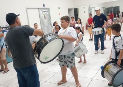 Parceria com a Prefeitura atende crian&ccedil;as e adolescentes de 6 a 17 anos e forma disciplina, amizades e oportunidades
