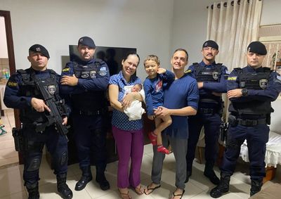 Agente aplicou a manobra de Heimlich adaptada para lactentes ap&oacute;s fam&iacute;lia chegar desesperada &agrave; sede do grupamento