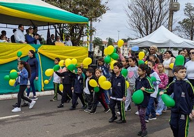 Programa&ccedil;&atilde;o reuniu for&ccedil;as de seguran&ccedil;a, estudantes e o sobrevoo do helic&oacute;ptero &Aacute;guia 19 da Pol&iacute;cia Militar