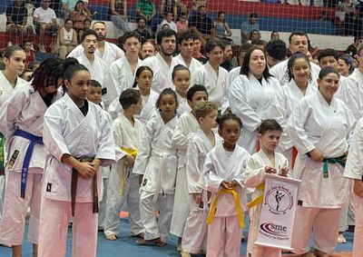 Competi&ccedil;&atilde;o no Gin&aacute;sio Gigante Azul teve disputas de kata e kumite, com a equipe da casa em 2&ordm; lugar no ranking geral