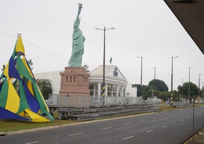 Evento celebra os 204 anos da Independ&ecirc;ncia com quase 2 mil participantes e blindados do Ex&eacute;rcito