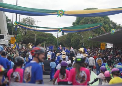 Ato c&iacute;vico-militar em Ara&ccedil;atuba celebrou os 204 anos da Independ&ecirc;ncia e homenageou a fam&iacute;lia de La&iacute;s Machado Celoni