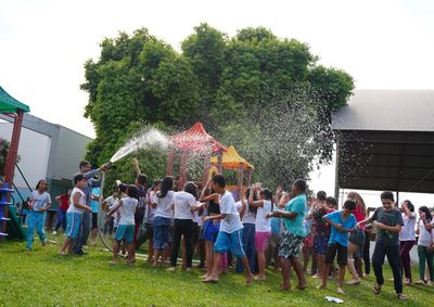 Alunos tamb&eacute;m participam de formatura, entrega de certificados e &ldquo;batismo&rdquo; com direito a banho de mangueira do Corpo de Bombeiros  