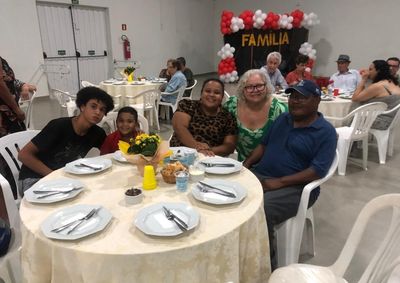 Atividade realizada na sede da AAPIP reuniu equipe t&eacute;cnica, fam&iacute;lias e os 37 idosos atendidos pelo servi&ccedil;o, com jantar ao final