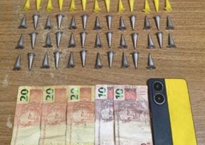 Segundo a Pol&iacute;cia Militar, tamb&eacute;m foram apreendidos R$ 80 em dinheiro e um aparelho celular durante a abordagem