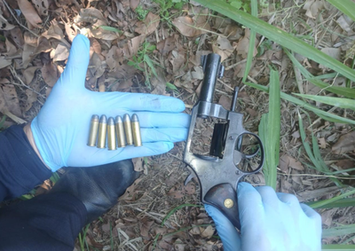 Segundo a Pol&iacute;cia Militar, um rev&oacute;lver calibre .38 carregado foi localizado depois que ele indicou onde o havia escondido