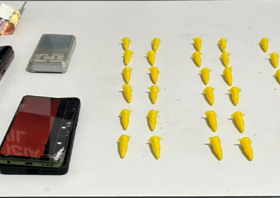 Policiais do 12&ordm; BAEP apreenderam 36 pinos de coca&iacute;na, por&ccedil;&otilde;es de maconha, balan&ccedil;a e dinheiro em resid&ecirc;ncia