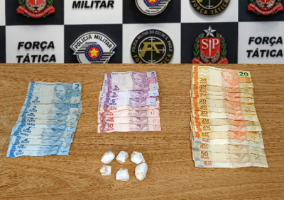 Policiais da For&ccedil;a T&aacute;tica apreenderam seis por&ccedil;&otilde;es de crack, que somaram 37 gramas, e R$ 475,00 em dinheiro