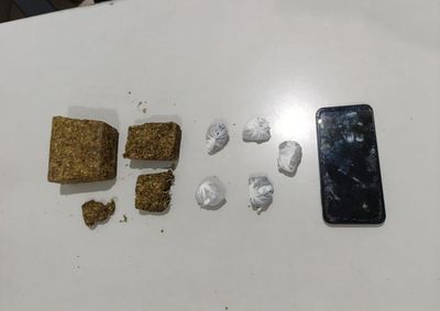 Cerca de 550 gramas de maconha foram apreendidas ap&oacute;s ele indicar onde escondia o entorpecente