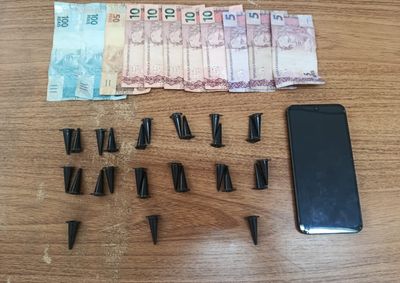 Policiais apreenderam 27 pinos de coca&iacute;na e R$ 315,00 em dinheiro ap&oacute;s tentativa de fuga na tarde de quarta-feira