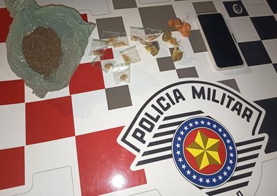 Ocorr&ecirc;ncia atendida na madrugada resultou na apreens&atilde;o de 51 gramas de maconha e 20 gramas de crack