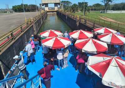 Programa&ccedil;&atilde;o teve passeio fluvial, eclusagem, banho, dan&ccedil;a e gincanas, com transporte oferecido pela Assist&ecirc;ncia Social