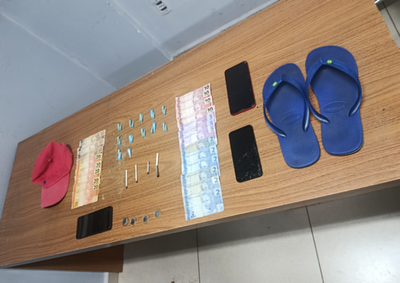 Policiais apreenderam 23 microtubos de coca&iacute;na, cigarros de maconha, dinheiro e tr&ecirc;s celulares no ve&iacute;culo abandonado