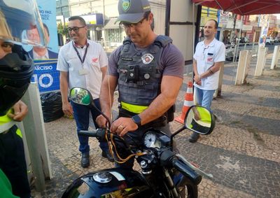 A&ccedil;&atilde;o da Semana Nacional de Tr&acirc;nsito instalou antenas anticerol, distribuiu lanternas para bicicletas e fez exames r&aacute;pidos