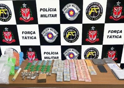 A&ccedil;&atilde;o no bairro Lago Azul localizou 191 microtubos de coca&iacute;na, por&ccedil;&otilde;es de maconha, R$ 11,8 mil em dinheiro e materiais usados no com&eacute;rcio de entorpecentes
