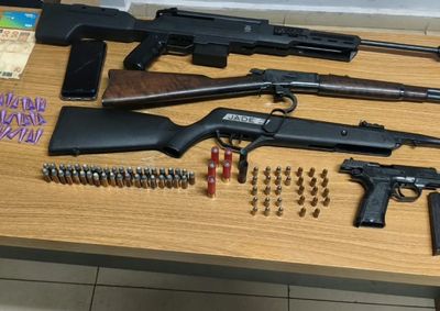 A&ccedil;&atilde;o no bairro Jussara apreendeu 96 eppendorfs de coca&iacute;na, pistola 9 mm com numera&ccedil;&atilde;o suprimida, carabina Winchester e dezenas de muni&ccedil;&otilde;es