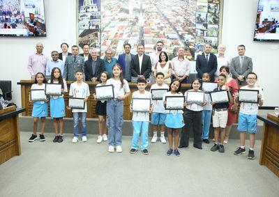 Cerim&ocirc;nia na C&acirc;mara Municipal reuniu alunos do 4&ordm; ano de 12 escolas das redes municipal, estadual e particular