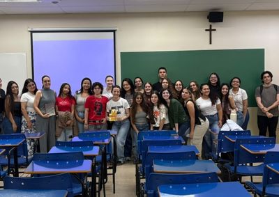 A proposta &eacute; simples: os alunos participam de forma volunt&aacute;ria, leem as obras ao longo do semestre e se re&uacute;nem no final para dialogar