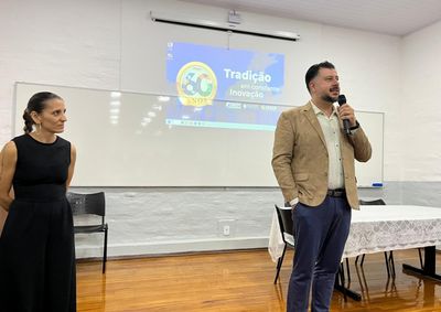 Docentes e estudantes se reuniram no Lions Clube na quarta-feira para celebrar a primeira gradua&ccedil;&atilde;o criada pela institui&ccedil;&atilde;o