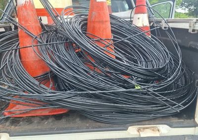A&ccedil;&atilde;o em tr&ecirc;s bairros encheu a ca&ccedil;amba da viatura, e moradores podem denunciar cabos pendurados pelo telefone 156