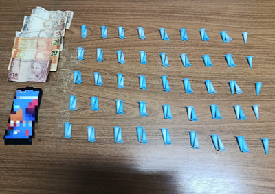 Segundo a Pol&iacute;cia Militar, R$ 200 em dinheiro e um aparelho celular tamb&eacute;m foram localizados durante a abordagem