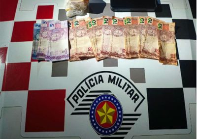 Segundo a Pol&iacute;cia Militar, cerca de 106 gramas de subst&acirc;ncia an&aacute;loga ao crack foram localizados durante a busca no ve&iacute;culo