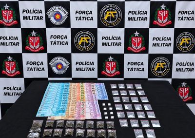 Segundo a Pol&iacute;cia Militar, buscas no im&oacute;vel localizaram por&ccedil;&otilde;es de coca&iacute;na, maconha, pedras de crack e R$ 2.600 em dinheiro