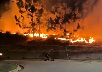 Fogo de grandes propor&ccedil;&otilde;es assustou moradores, mas foi rapidamente contido pela brigada local.