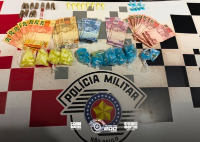 A&ccedil;&atilde;o resultou na apreens&atilde;o de crack, coca&iacute;na e maconha; dois suspeitos foram detidos no local.
