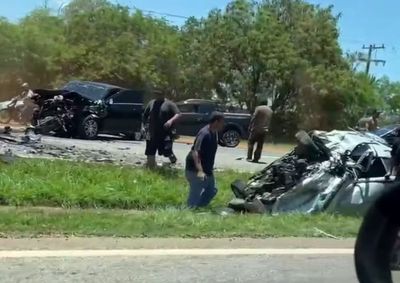 Colis&atilde;o envolvendo dois carros e uma motocicleta deixou feridos e provocou interdi&ccedil;&atilde;o tempor&aacute;ria da rodovia nesta segunda-feira (22).