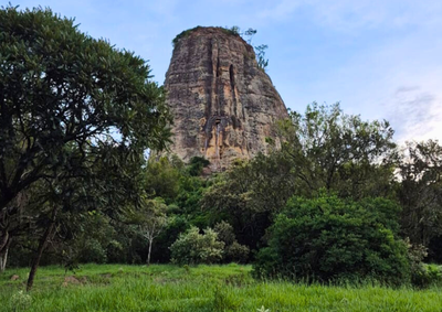 Principal s&iacute;mbolo de Torre de Pedra, a forma&ccedil;&atilde;o rochosa &eacute; um dos atrativos naturais mais visitados da regi&atilde;o