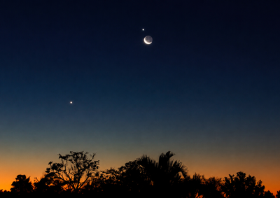 Aparente aproxima&ccedil;&atilde;o entre os dois astros chamou a aten&ccedil;&atilde;o de observadores e rendeu belos registros no in&iacute;cio da noite desta quarta-feira (17).