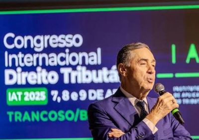 Ministro Lu&iacute;s Roberto Barroso participou de congresso jur&iacute;dico ap&oacute;s aproveitar dias de descanso em hotel de luxo.