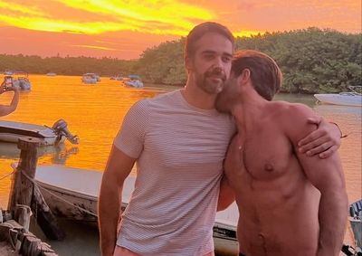 Visita discreta de Eduardo Leite a Cara&iacute;va chama aten&ccedil;&atilde;o de moradores e turistas