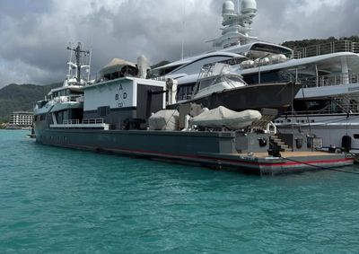 Barco de alto luxo com heliponto e autonomia oce&acirc;nica atrai olhares na Orla Norte de Porto Seguro
