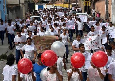 Atividade reuniu estudantes, educadores e moradores do bairro Cambolo em uma caminhada de conscientiza&ccedil;&atilde;o com o tema &ldquo;Viol&ecirc;ncia Zero&rdquo;