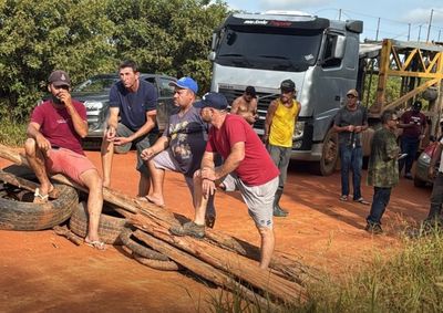 Protesto ocorreu em trecho do desvio da BR-101 e cobra melhorias na estrada e medidas para reduzir a poeira