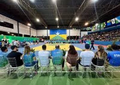 Finais de basquete e voleibol no gin&aacute;sio Dudu garantem classifica&ccedil;&atilde;o de atletas da capital para etapa estadual do JIR.