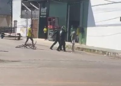 V&iacute;deo da agress&atilde;o circula nas redes sociais; caso n&atilde;o foi registrado junto &agrave; pol&iacute;cia